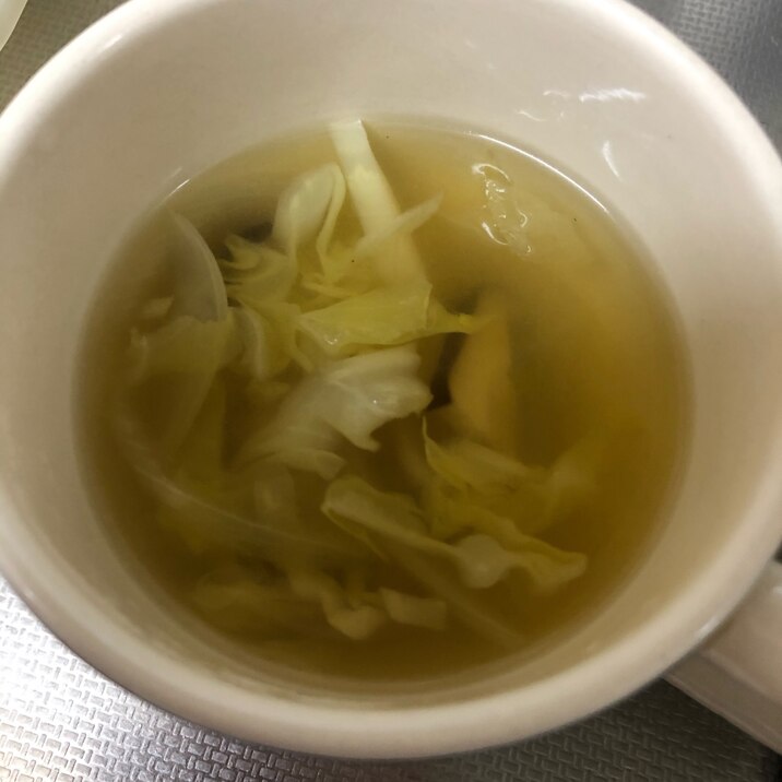 椎茸とキャベツ、玉ねぎのコンソメスープ